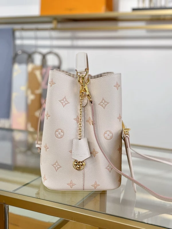 頂級原單 LV Neonoe 奶杏色 提花 單肩斜挎 水桶包 M14401 實拍照片側面