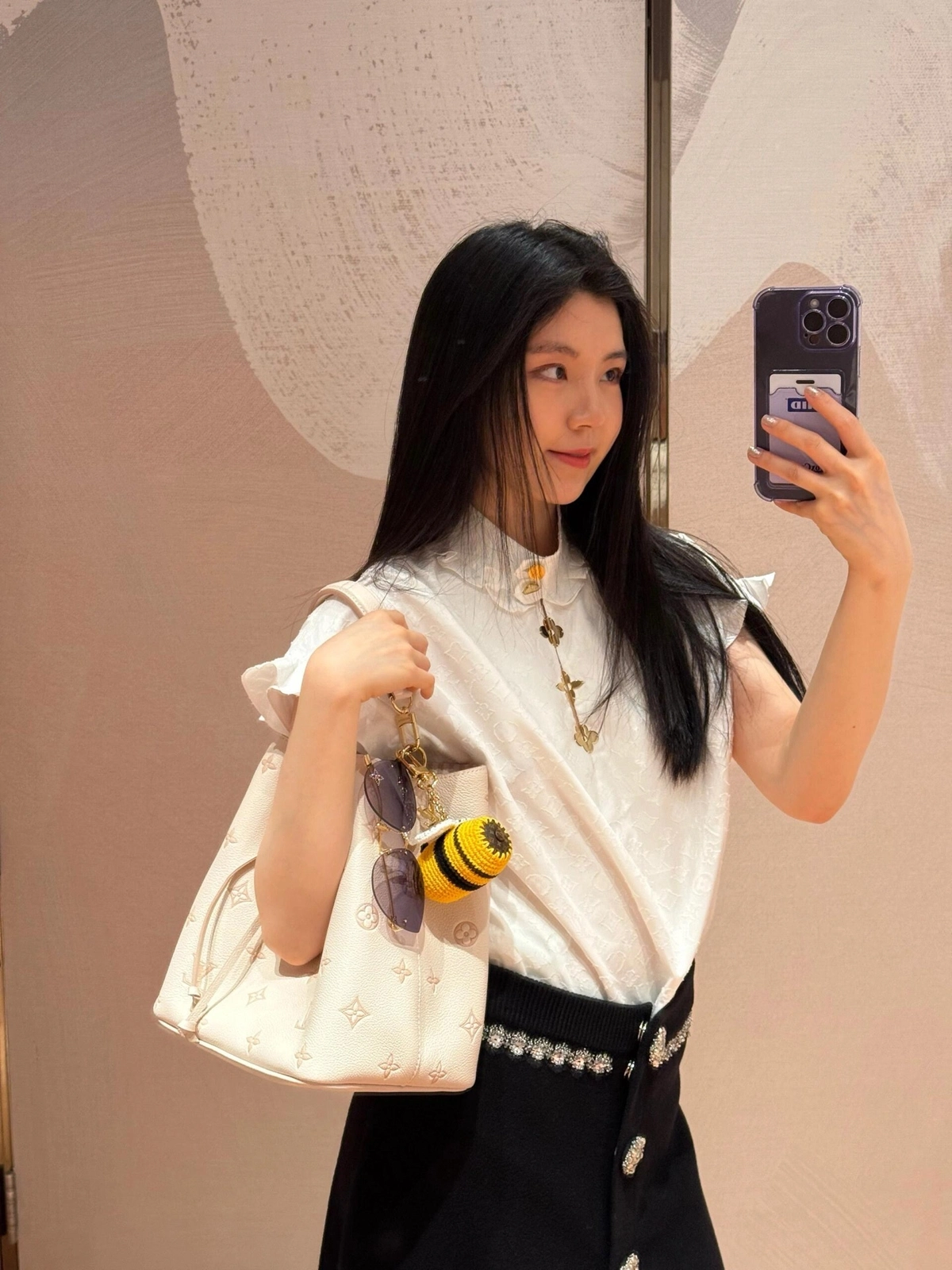 頂級原單 LV Neonoe 奶杏色 提花 單肩斜挎 水桶包 M14401 單肩上身效果
