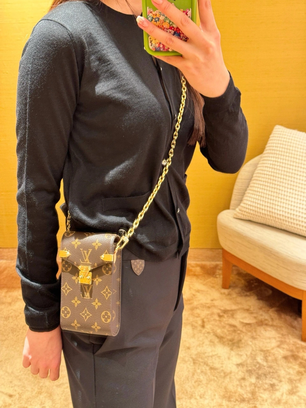 頂級高仿 LV Phone Pouch Métis 老花 鏈條 手機包M13572 上身效果