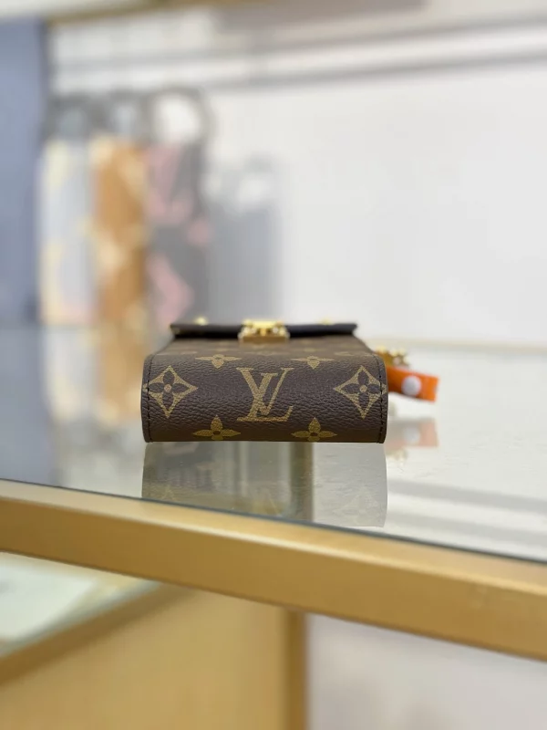 頂級高仿 LV Phone Pouch Métis 老花 鏈條 手機包M13572 實拍照片底部