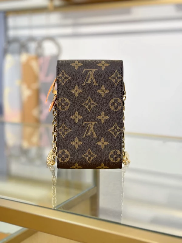 頂級高仿 LV Phone Pouch Métis 老花 鏈條 手機包M13572 實拍照片背面