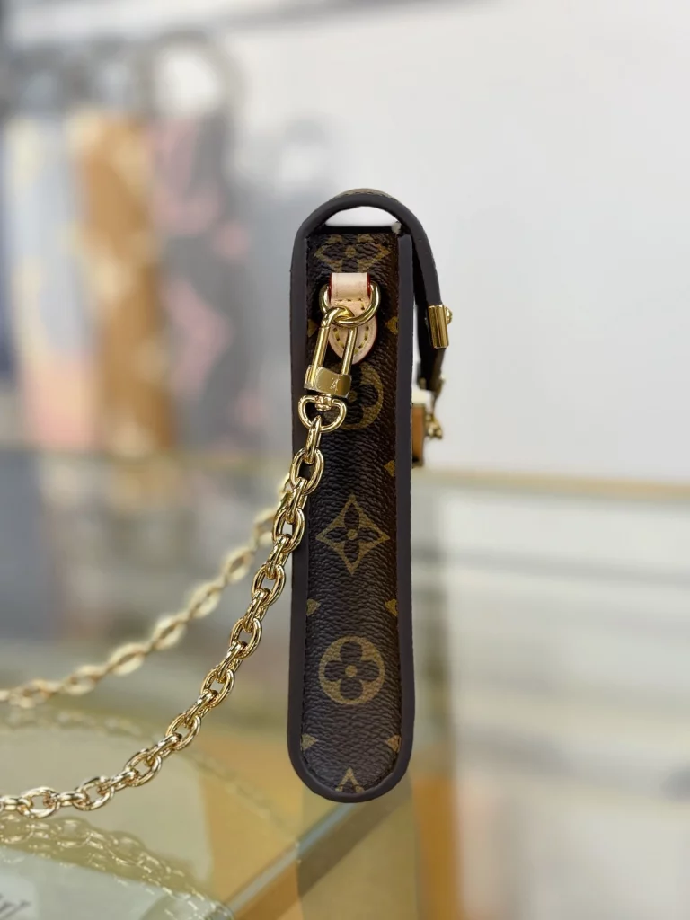 頂級高仿 LV Phone Pouch Métis 老花 鏈條 手機包M13572 實拍照片側面