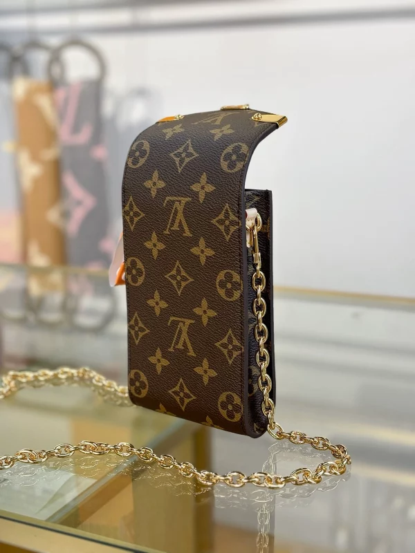 頂級高仿 LV Phone Pouch Métis 老花 鏈條 手機包M13572 實拍照片背面