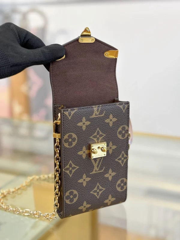 頂級高仿 LV Phone Pouch Métis 老花 鏈條 手機包M13572 實拍照片側面
