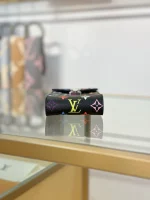 頂級高仿 LVxTM Phone Pouch Métis 黑彩色 鏈條 手機包M14098 實拍照片底部