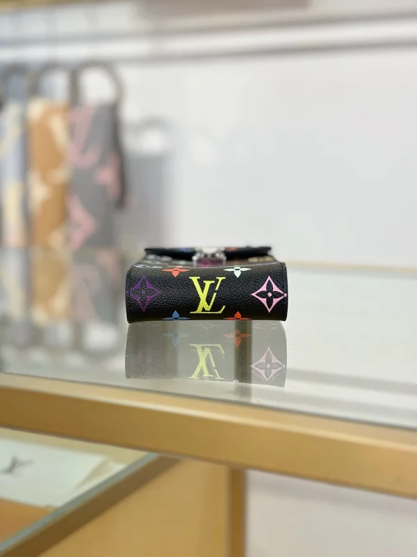 頂級高仿 LVxTM Phone Pouch Métis 黑彩色 鏈條 手機包M14098 實拍照片底部