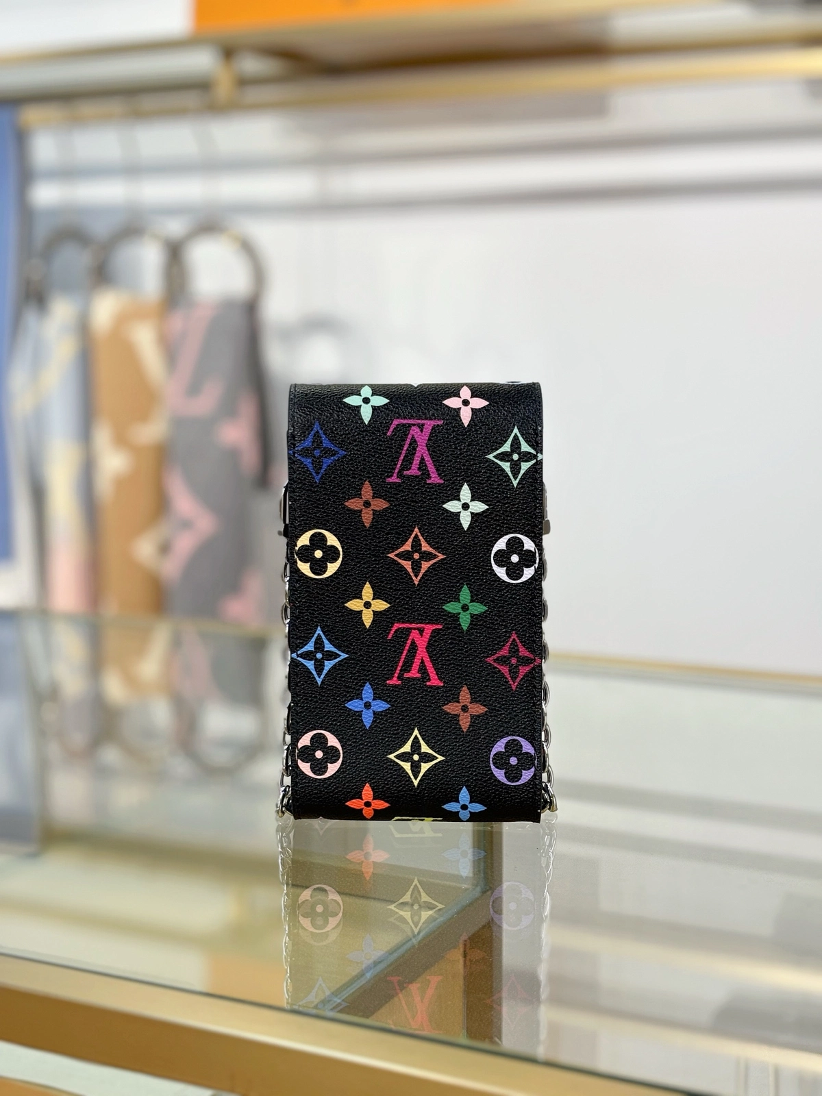 頂級高仿 LVxTM Phone Pouch Métis 黑彩色 鏈條 手機包M14098 實拍照片背面