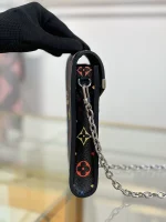 頂級高仿 LVxTM Phone Pouch Métis 黑彩色 鏈條 手機包M14098 實拍照片側面