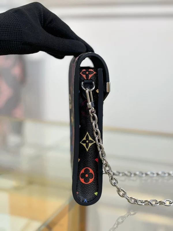 頂級高仿 LVxTM Phone Pouch Métis 黑彩色 鏈條 手機包M14098 實拍照片側面