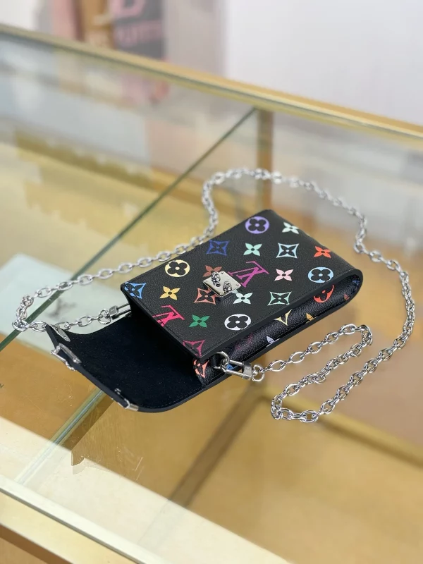 頂級高仿 LVxTM Phone Pouch Métis 黑彩色 鏈條 手機包M14098 實拍照片容量