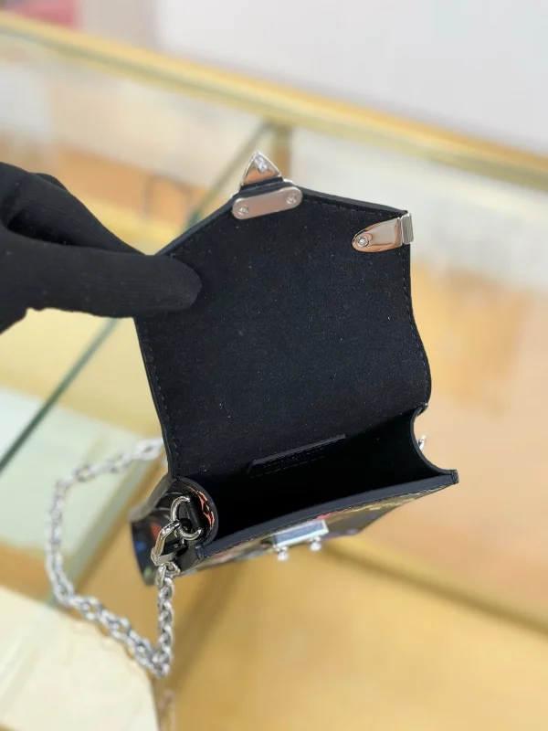 頂級高仿 LVxTM Phone Pouch Métis 黑彩色 鏈條 手機包M14098 實拍照片容量