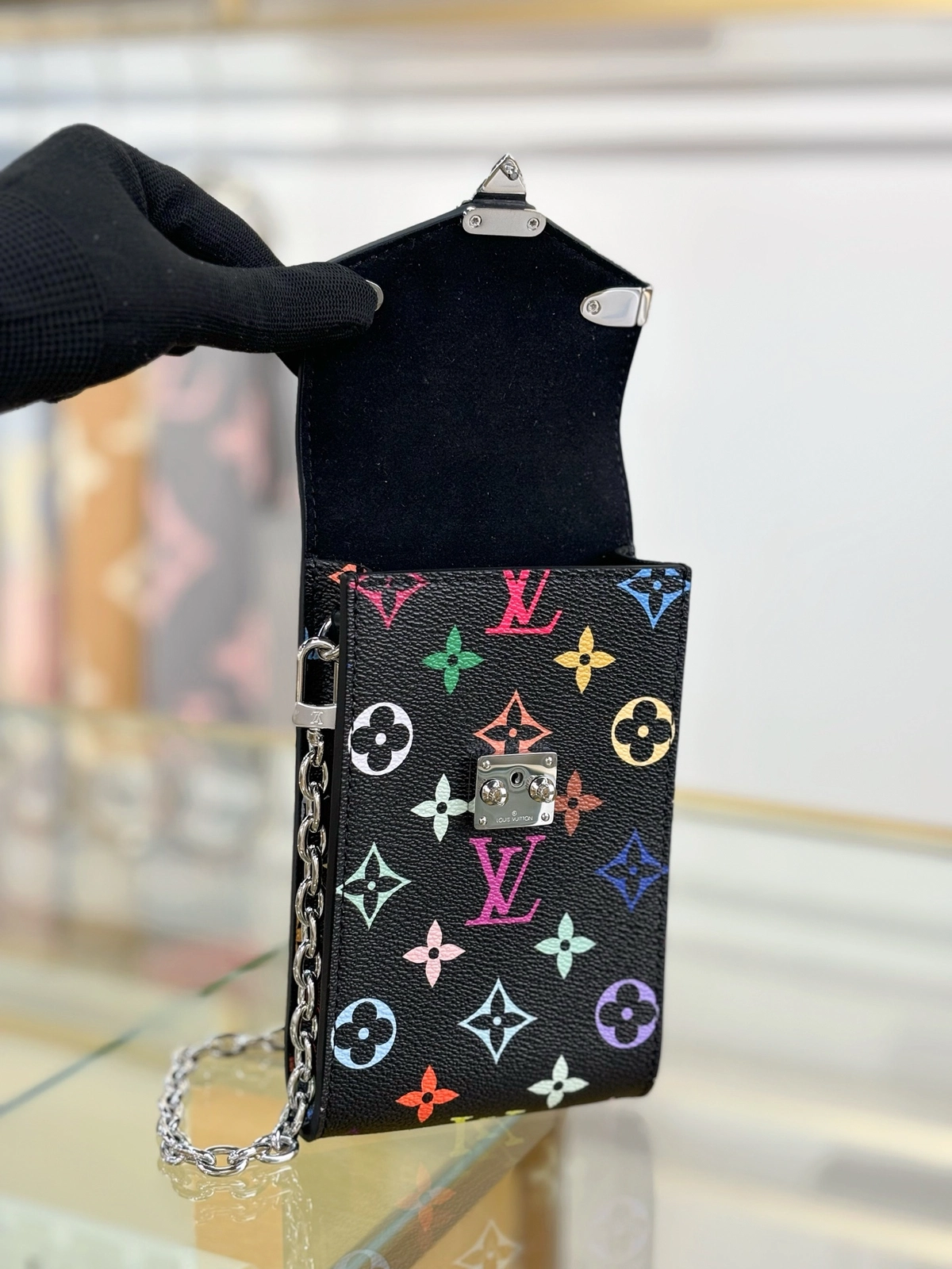 頂級高仿 LVxTM Phone Pouch Métis 黑彩色 鏈條 手機包M14098 實拍照片正面