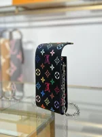 頂級高仿 LVxTM Phone Pouch Métis 黑彩色 鏈條 手機包M14098 實拍照片背面