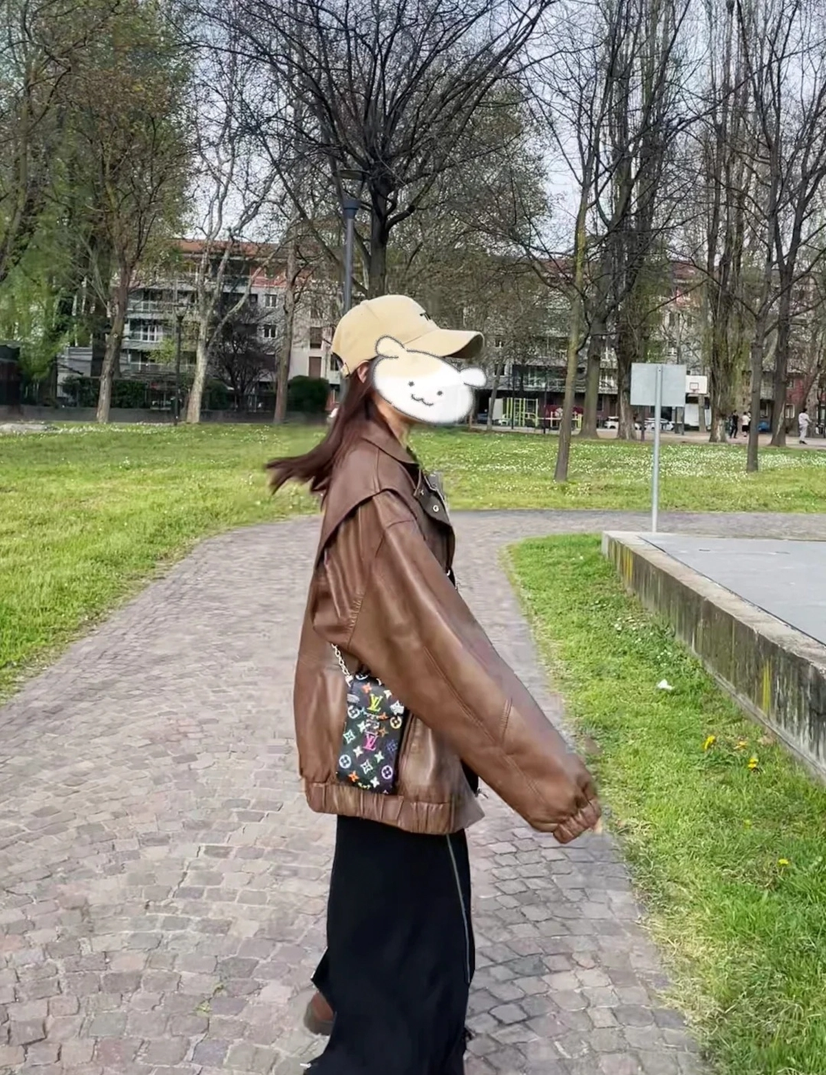 頂級高仿 LVxTM Phone Pouch Métis 黑彩色 鏈條 手機包M14098 上身效果-1