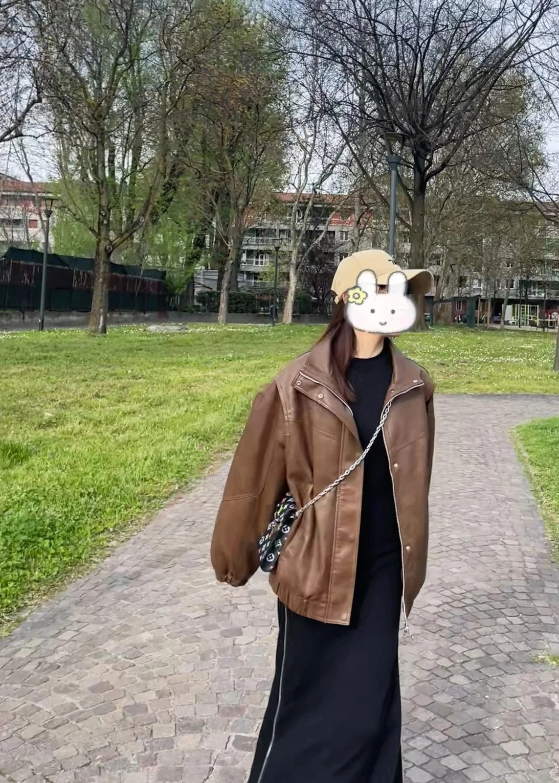 頂級高仿 LVxTM Phone Pouch Métis 黑彩色 鏈條 手機包M14098 上身效果-1