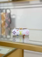 頂級高仿 LV村上隆 Phone Pouch Métis 白三彩 鏈條 手機包M14098 實拍照片底部