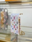 頂級高仿 LV村上隆 Phone Pouch Métis 白三彩 鏈條 手機包M14098 實拍照片背面