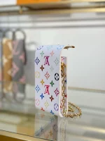 頂級高仿 LV村上隆 Phone Pouch Métis 白三彩 鏈條 手機包M14098 實拍照片背面