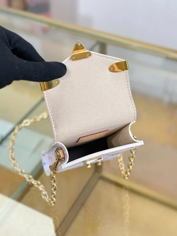 頂級高仿 LV村上隆 Phone Pouch Métis 白三彩 鏈條 手機包M14098 實拍照片容量