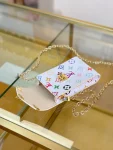 頂級高仿 LV村上隆 Phone Pouch Métis 白三彩 鏈條 手機包M14098 實拍照片容量