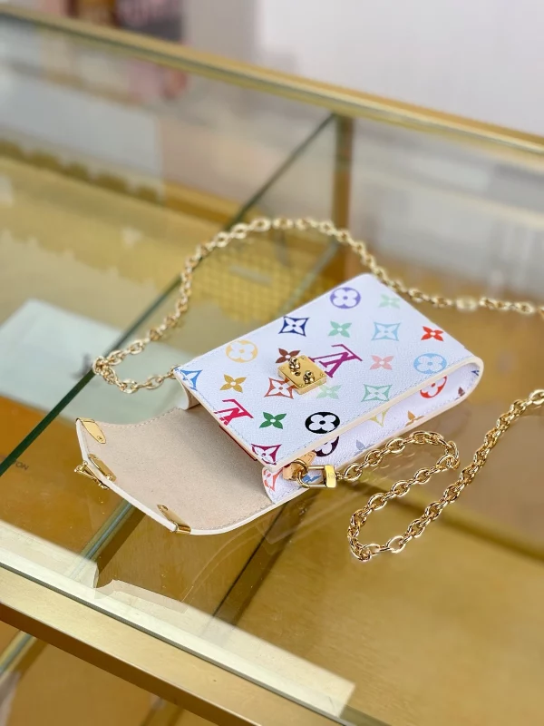 頂級高仿 LV村上隆 Phone Pouch Métis 白三彩 鏈條 手機包M14098 實拍照片容量