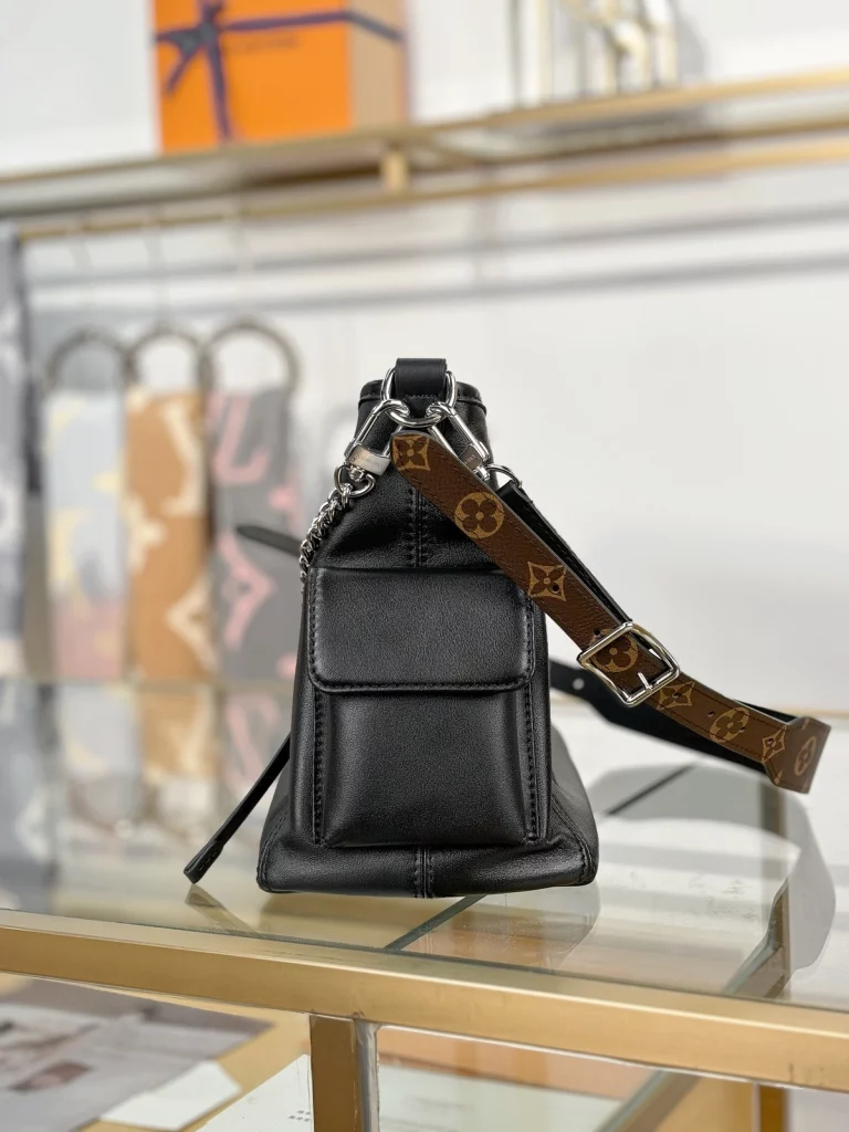 Click to view full screen 高仿包包LV CarryAll 黑色M24861 實拍照片 側面