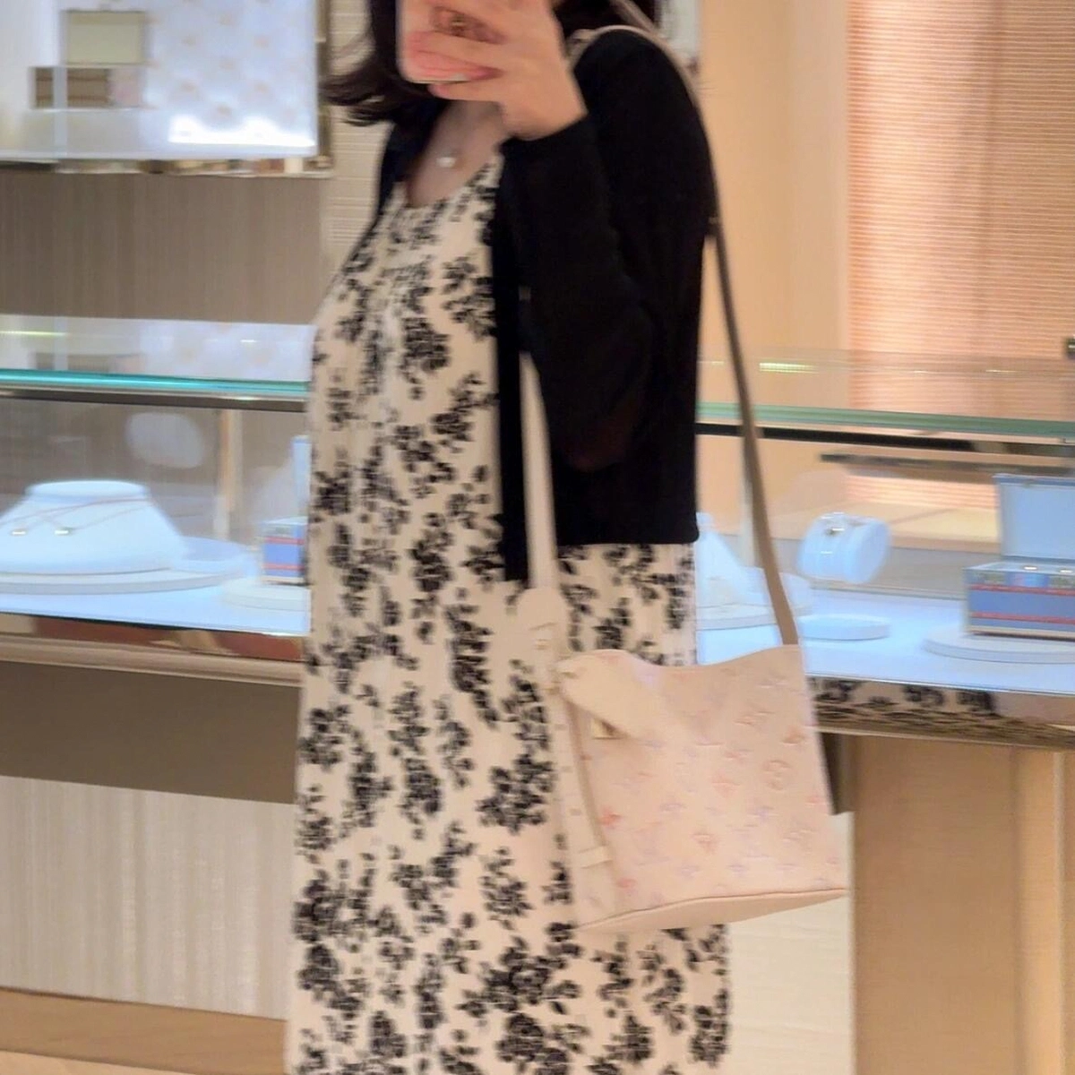 高仿包包 LV All In BB 漸變奶油色 單肩斜挎 水桶包 M25673 單肩上身效果