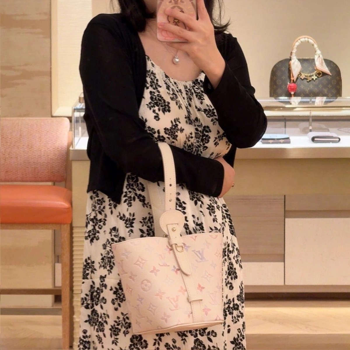 高仿包包 LV All In BB 漸變奶油色 單肩斜挎 水桶包 M25673 手提上身效果