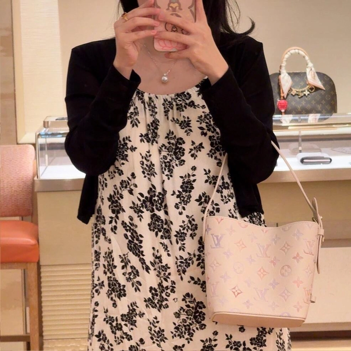 高仿包包 LV All In BB 漸變奶油色 單肩斜挎 水桶包 M25673 手腕上身效果