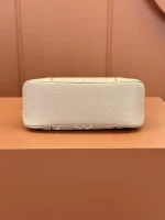 高仿包包 LV Boulogne PM 斑鳩灰色 壓花 鏈條皮帶雙肩帶 牛角包 M13224 實拍照片底部