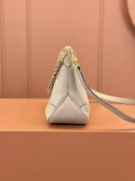 高仿包包 LV Boulogne PM 斑鳩灰色 壓花 鏈條皮帶雙肩帶 牛角包 M13224 實拍照片側面