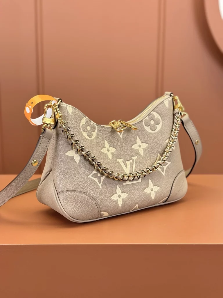 Click to view full screen 高仿包包 LV Boulogne PM 斑鳩灰色 壓花 鏈條皮帶雙肩帶 牛角包 M13224 實拍照片側面