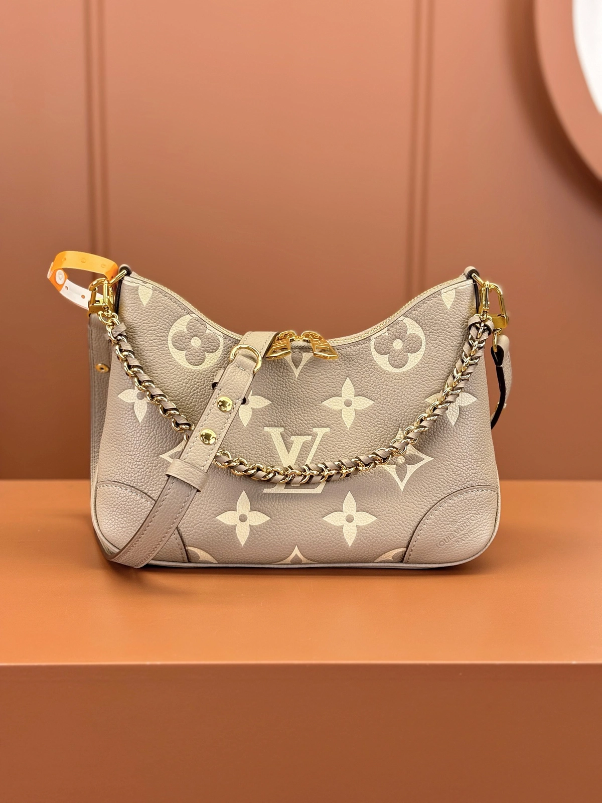 高仿包包 LV Boulogne PM 斑鳩灰色 壓花 鏈條皮帶雙肩帶 牛角包 M13224 實拍照片正面