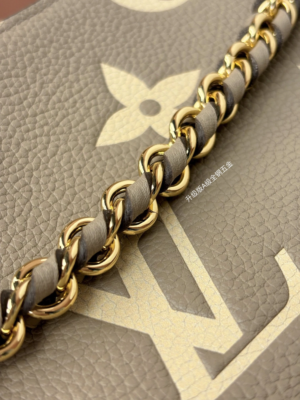 高仿包包 LV Boulogne PM 斑鳩灰色 壓花 鏈條皮帶雙肩帶 牛角包 M13224 實拍細節全鋼五金鏈條
