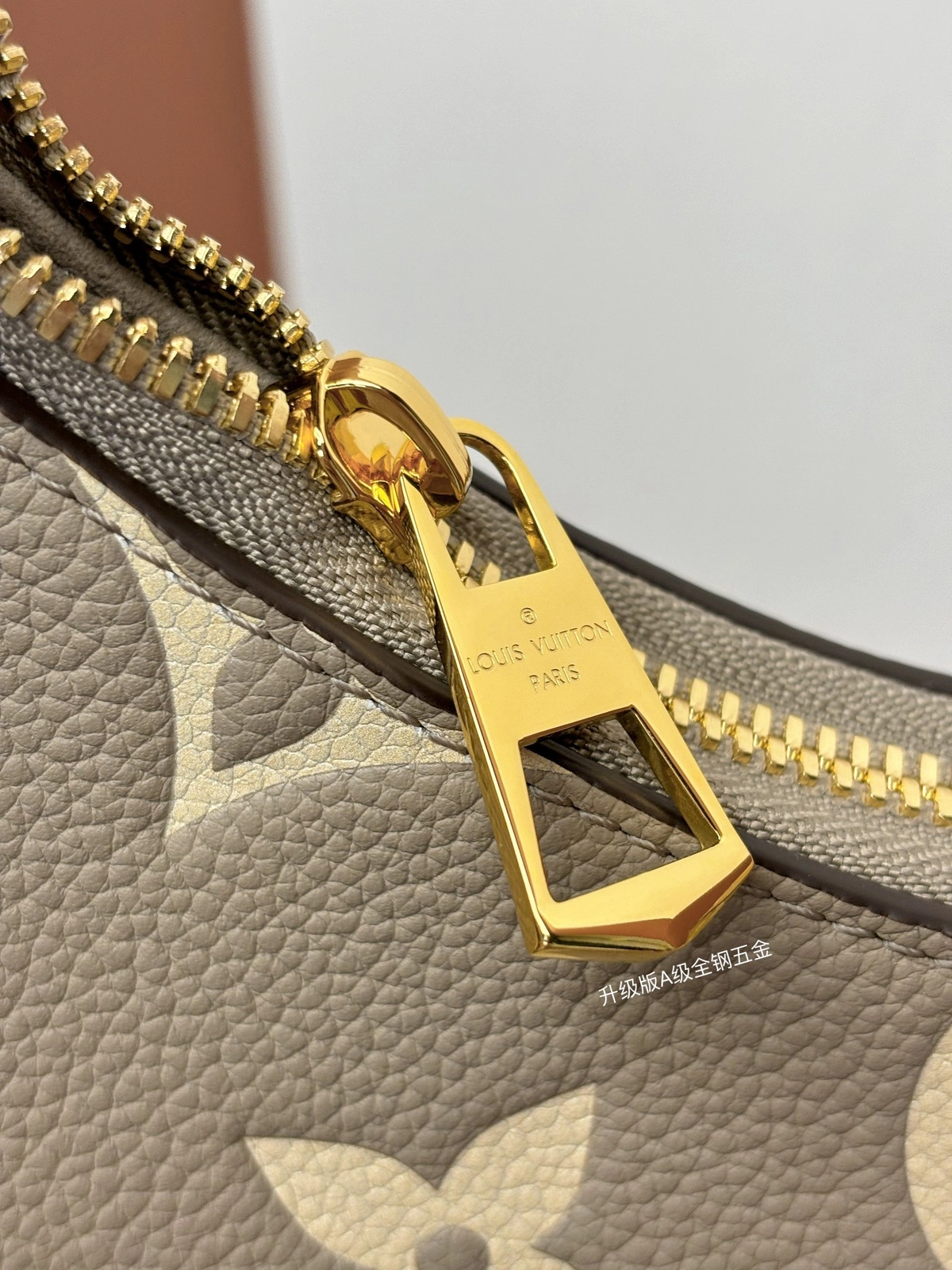 高仿包包 LV Boulogne PM 斑鳩灰色 壓花 鏈條皮帶雙肩帶 牛角包 M13224 實拍細節全鋼五金拉頭