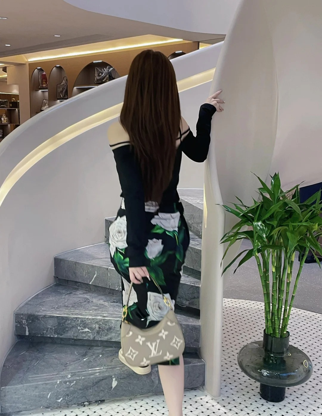 高仿包包 LV Boulogne PM 斑鳩灰色 壓花 鏈條皮帶雙肩帶 牛角包 M13224 手拎上身效果