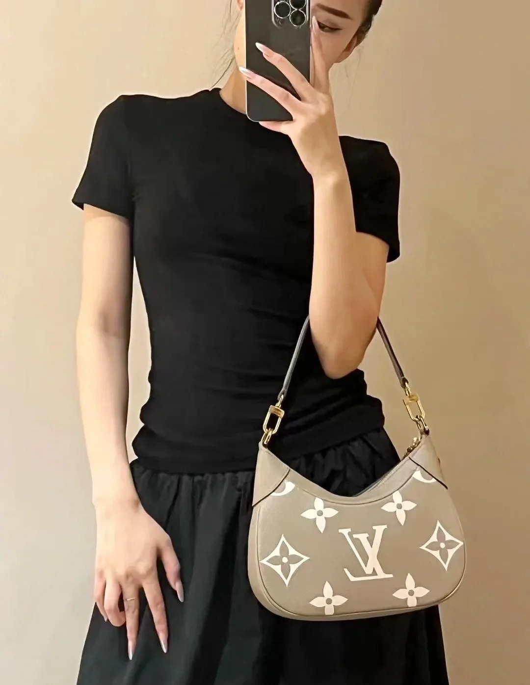 高仿包包 LV Boulogne PM 斑鳩灰色 壓花 鏈條皮帶雙肩帶 牛角包 M13224 手腕上身圖