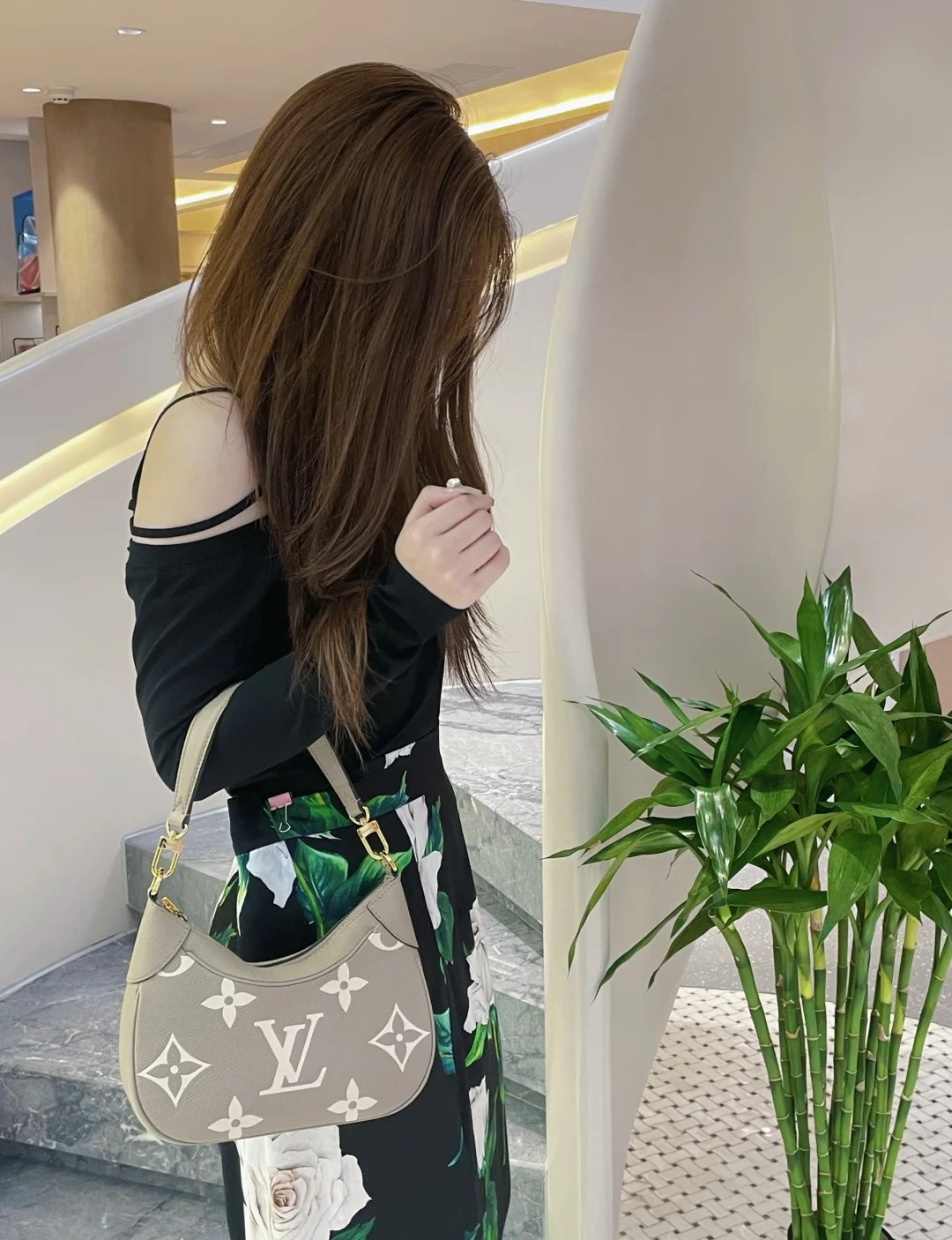 高仿包包 LV Boulogne PM 斑鳩灰色 壓花 鏈條皮帶雙肩帶 牛角包 M13224 手腕上身效果2