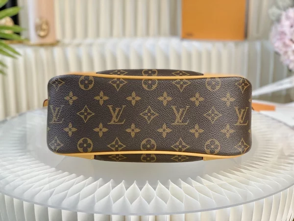 高仿包包 LV Boulogne PM 老花 鏈條單肩 牛角包 M45832 實拍照片底部