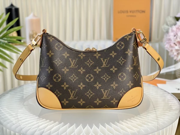 高仿包包 LV Boulogne PM 老花 鏈條單肩 牛角包 M45832 實拍照片背面