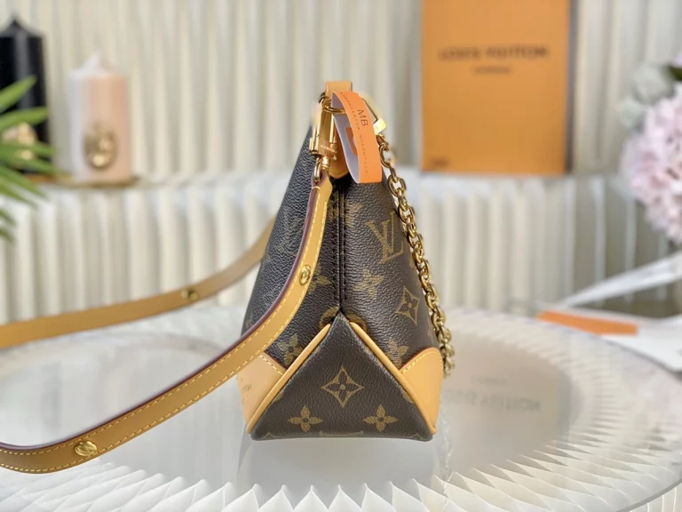 Click to view full screen 高仿包包 LV Boulogne PM 老花 鏈條單肩 牛角包 M45832 實拍照片側面