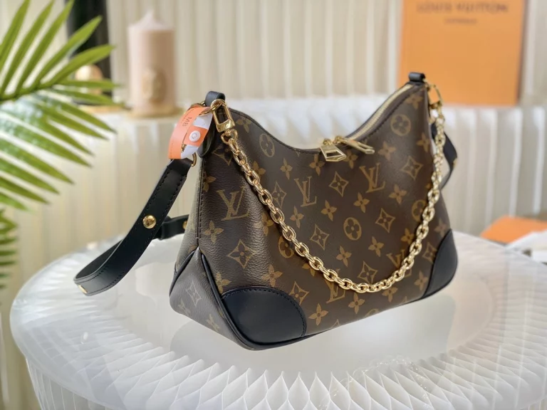 Click to view full screen 高仿包包 LV Boulogne PM 老花 鏈條單肩 牛角包 M45831 實拍照片側面