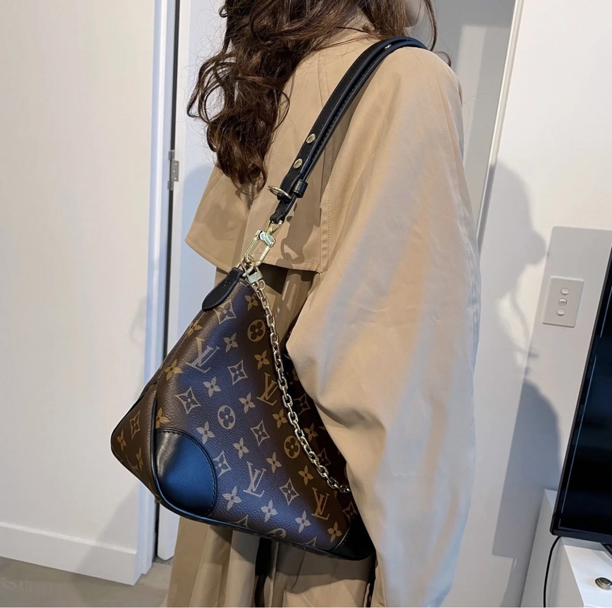 高仿包包 LV Boulogne PM 老花 鏈條皮帶雙肩帶 牛角包 M45832 單肩上身效果
