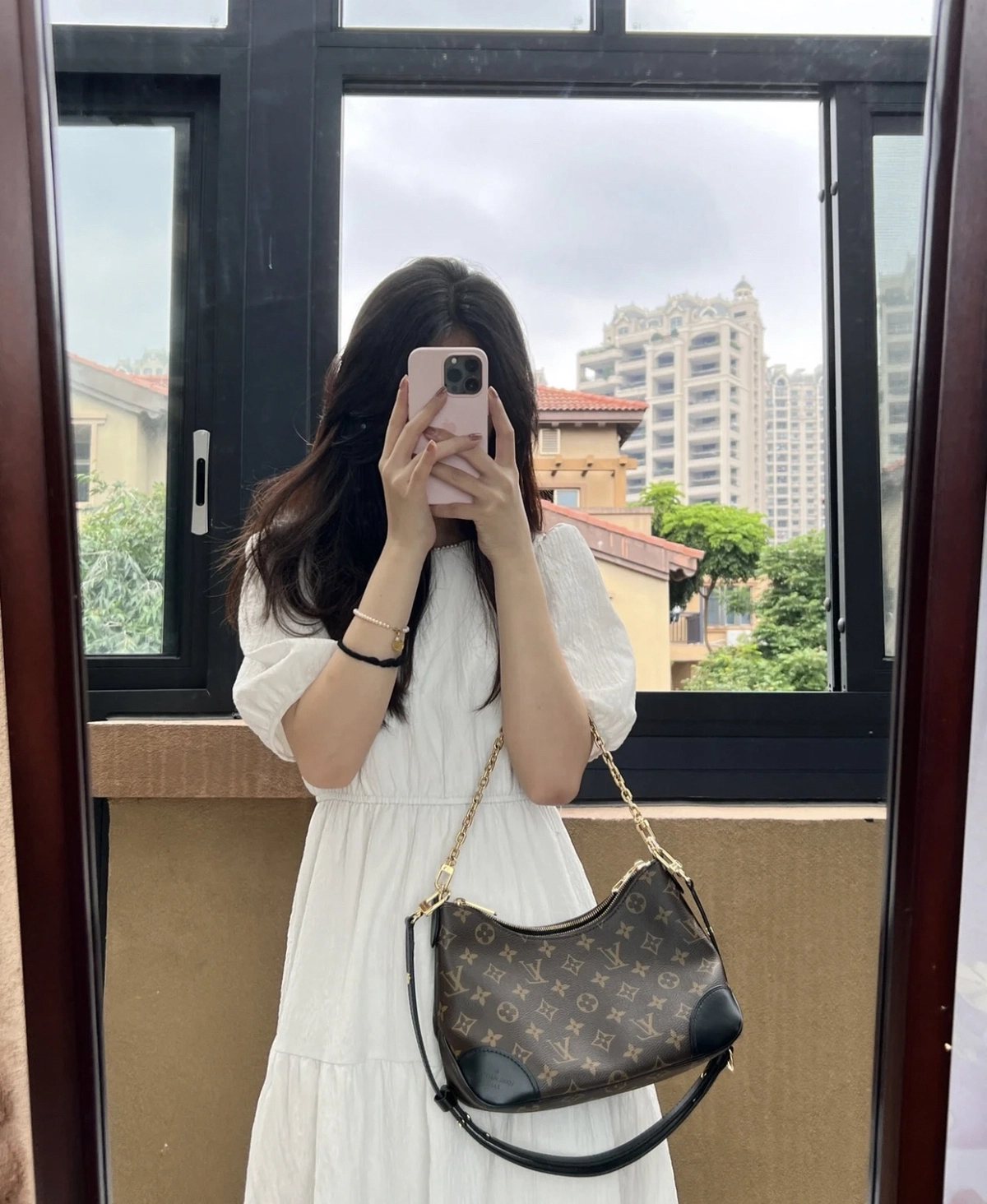 高仿包包 LV Boulogne PM 老花 鏈條皮帶雙肩帶 牛角包 M45832 手腕手提上身效果