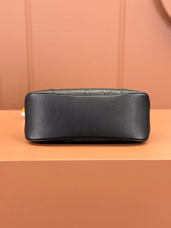 高仿包包 LV Boulogne PM 黑色壓花 鏈條皮帶雙肩帶 牛角包 M12930 實拍照片底部