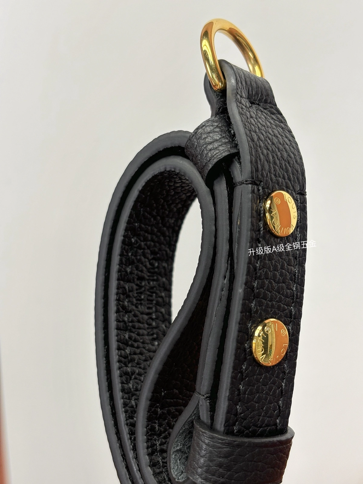 高仿包包 LV Boulogne PM 黑色壓花 鏈條皮帶雙肩帶 牛角包 M12930 實拍細節肩帶油邊