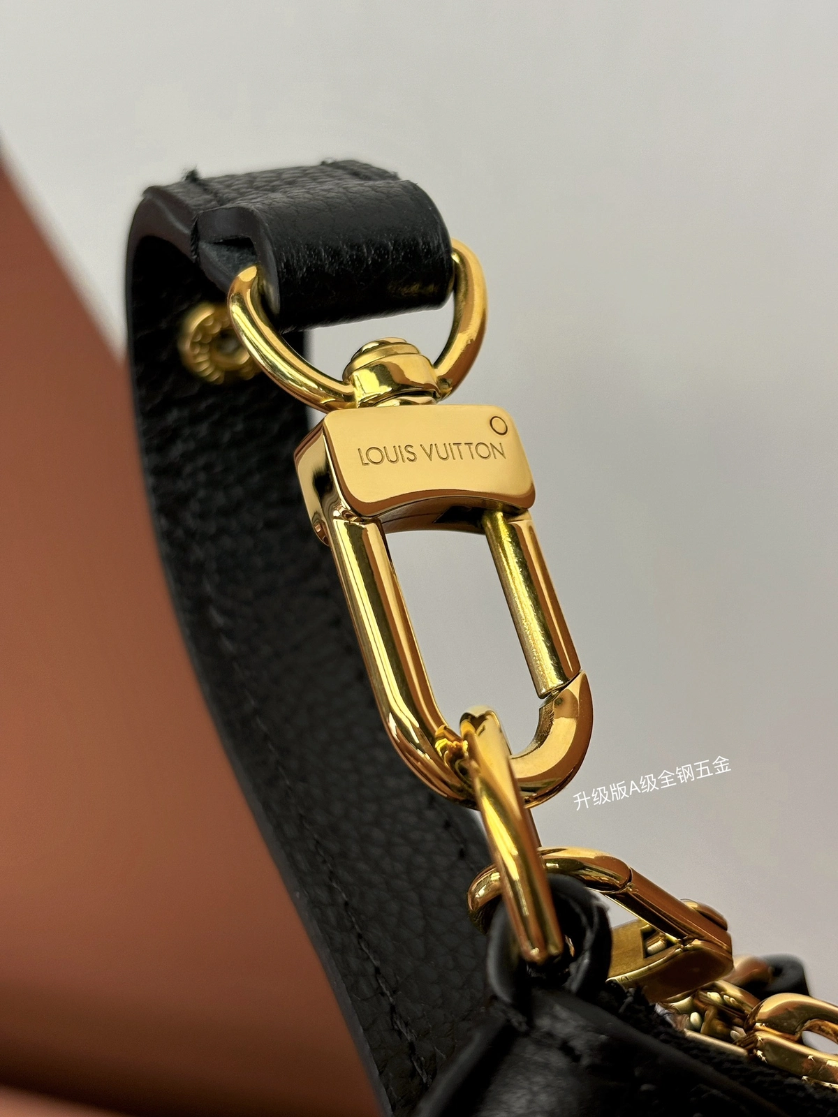 高仿包包 LV Boulogne PM 黑色壓花 鏈條皮帶雙肩帶 牛角包 M12930 實拍細節全鋼五金扣子
