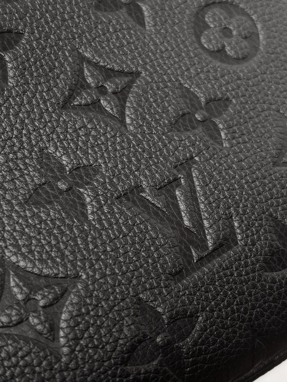 高仿包包 LV Boulogne PM 黑色壓花 鏈條皮帶雙肩帶 牛角包 M12930 實拍細節壓花材料