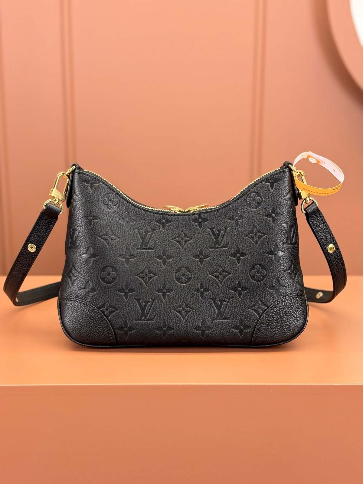 高仿包包 LV Boulogne PM 黑色壓花 鏈條皮帶雙肩帶 牛角包 M12930 實拍照片背面