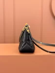 高仿包包 LV Boulogne PM 黑色壓花 鏈條皮帶雙肩帶 牛角包 M12930 實拍照片側面